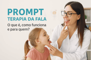 Imagem de uma fonoaudióloga atendendo uma criança. A profissional demonstra um exercício de fala apontando para a própria língua, enquanto a criança imita o movimento. O texto na imagem diz: "PROMPT Terapia da Fala – O que é, como funciona e para quem?"